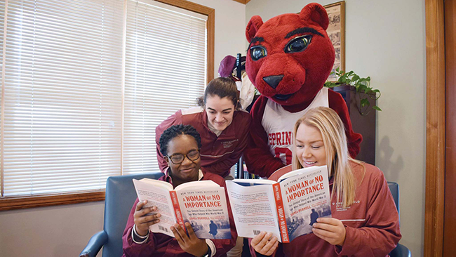 Brianna D’Haiti ’22, Marisa Woitkoski ’18, DPT ’21, and Rachel Howard, G’21, talk books.